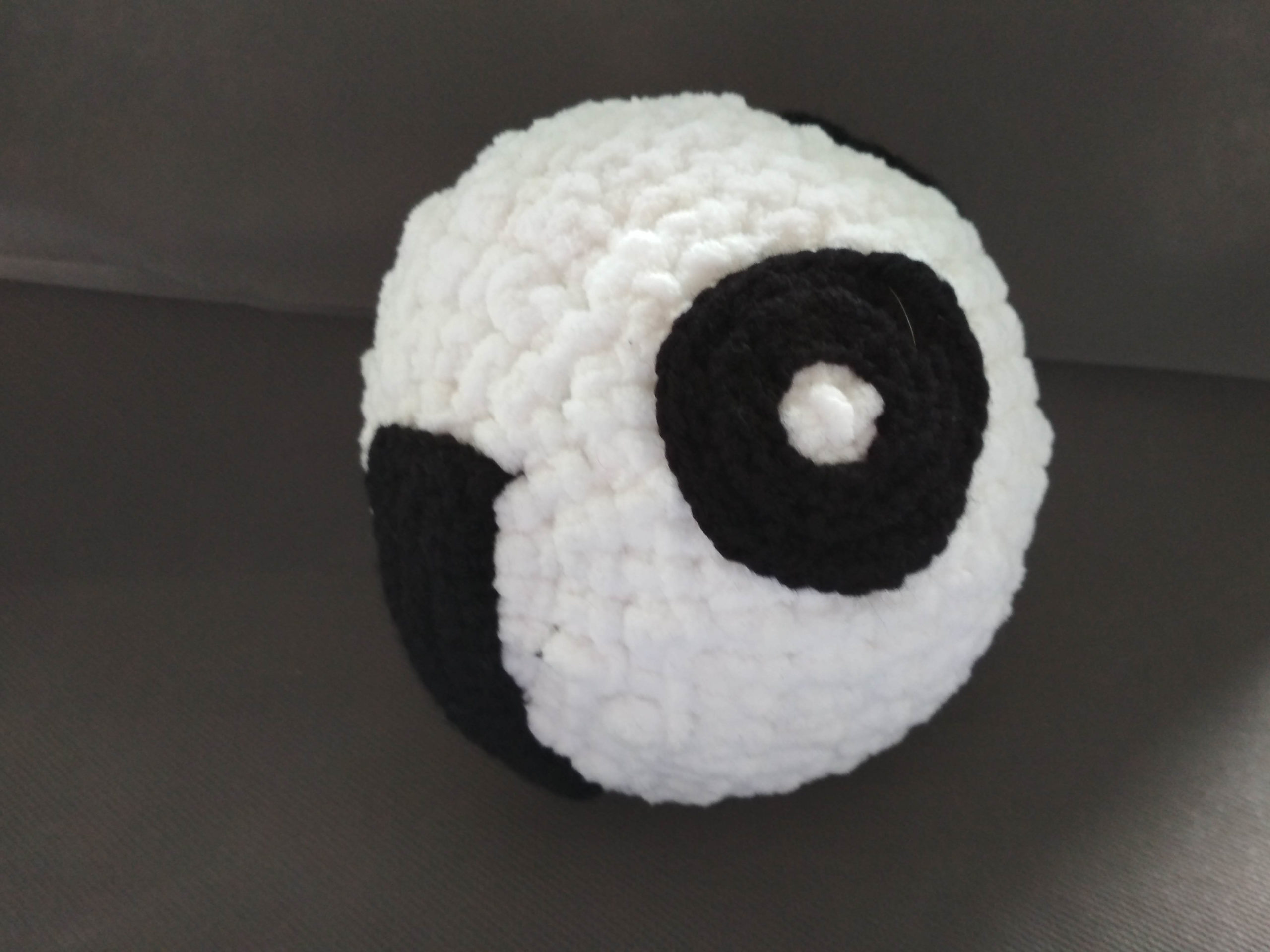 Softball aus kuscheliger Chenille-Wolle mit Füllwatte und Glöckchen